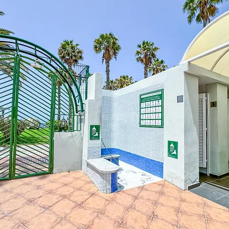 In Beachfront Complex In El Duque Area, דירה אדחה