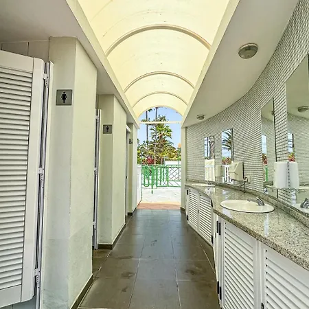 In Beachfront Complex In El Duque Area, דירה