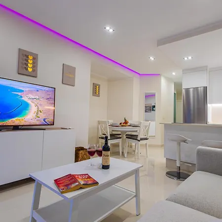 In Beachfront Complex In El Duque Area, דירה אדחה