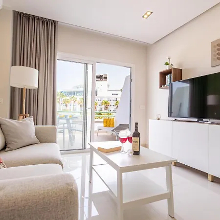 In Beachfront Complex In El Duque Area, דירה *